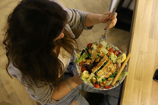 Découvrez notre recette inédite pour un gâteau aux carottes ultra moelleux, sublimé par un glaçage crémeux au fromage frais !
